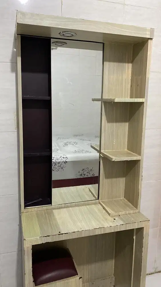meja rias ada lampu dan kursi