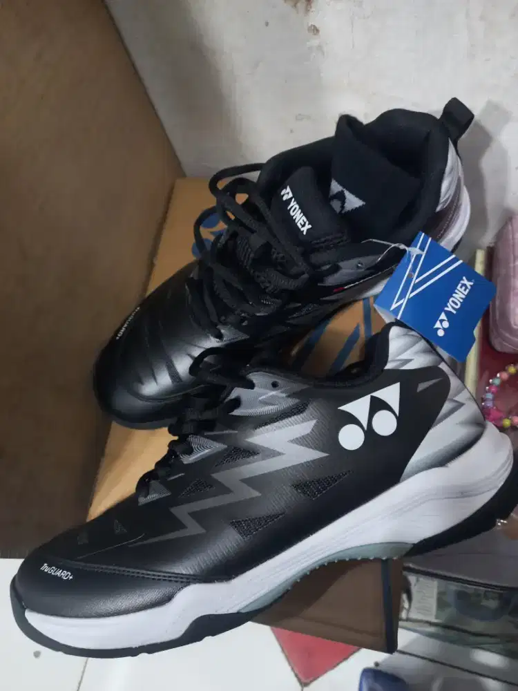 Sepatu badminton yonex dominant 7 original size 42.