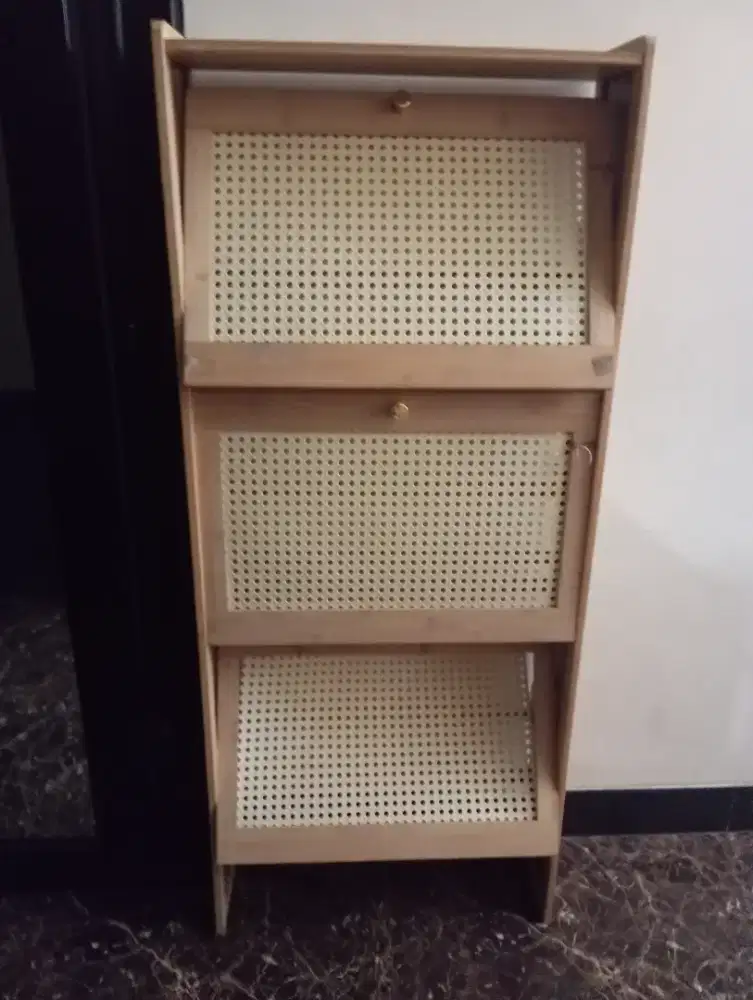 Rak sendal sepatu