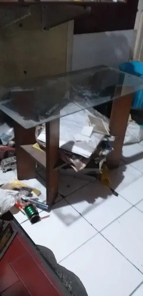 Dijual Meja ada kacanya ( bukan Jati )