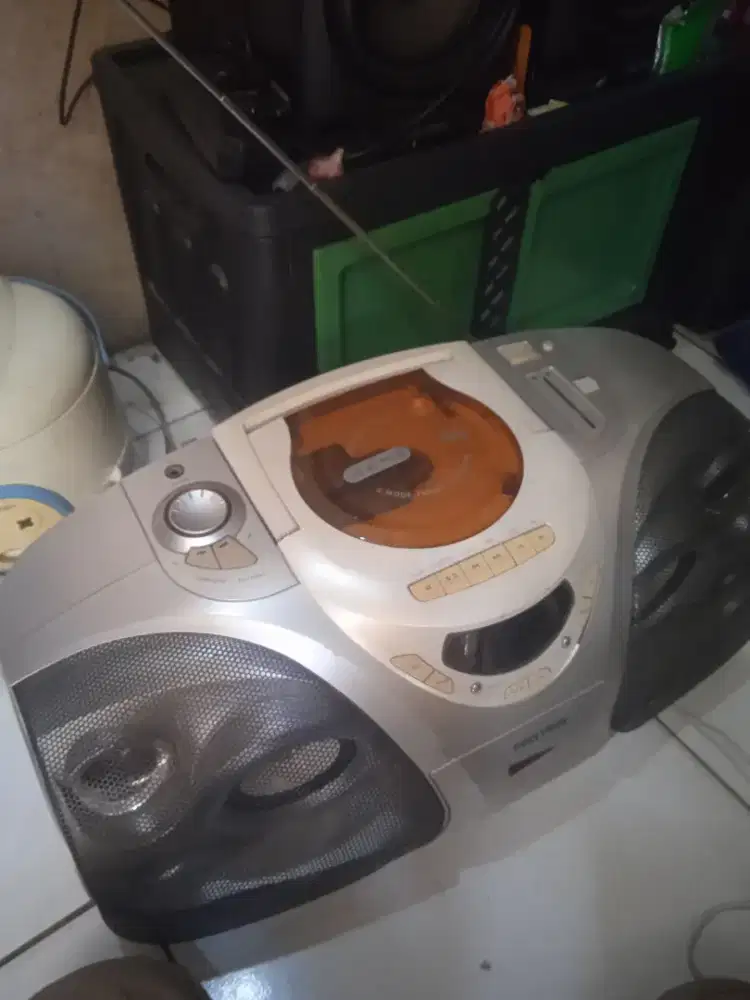 Dijual aja compo Polytron jadul tipe GV 702 cuma radio aja,yg lain off