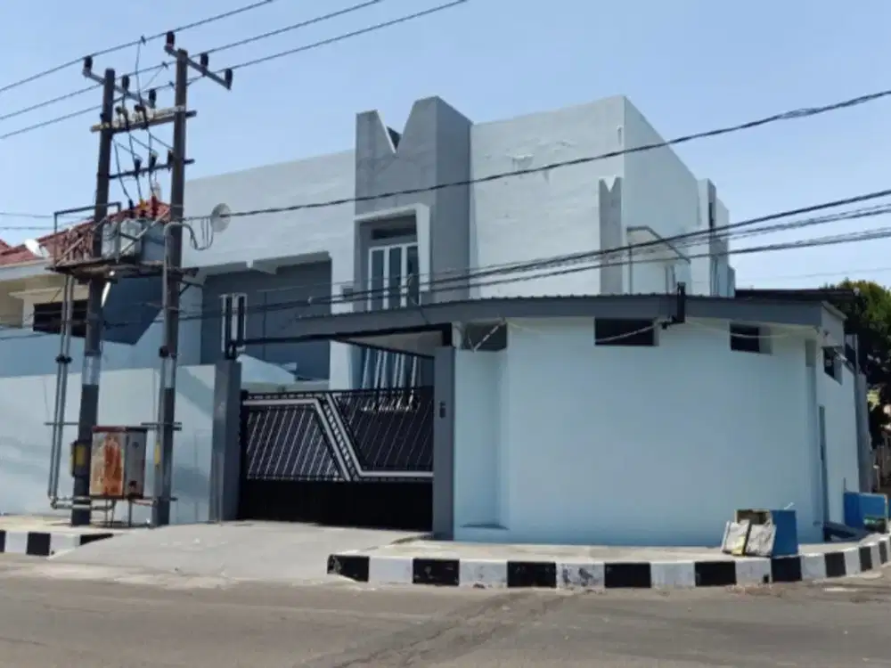 Rumah mewah Nginden Intan dengan Jacuzi dan Lapangan Basket