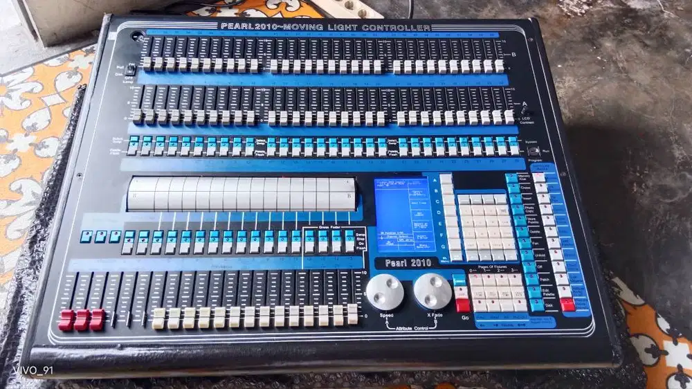 Mixer lighting AVOLITES pearl