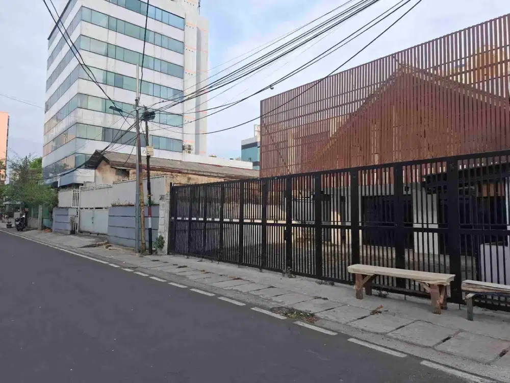 Rumah di Jual bisa buat kantor tempat udaha lokasi  di Jalan Raden Saleh Jakarta pusat