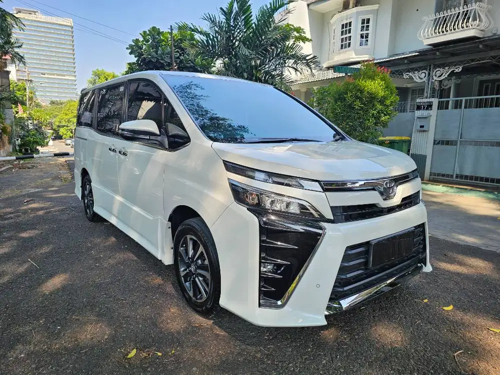 Toyota Voxy 2018 putih tangan 1 dari baru