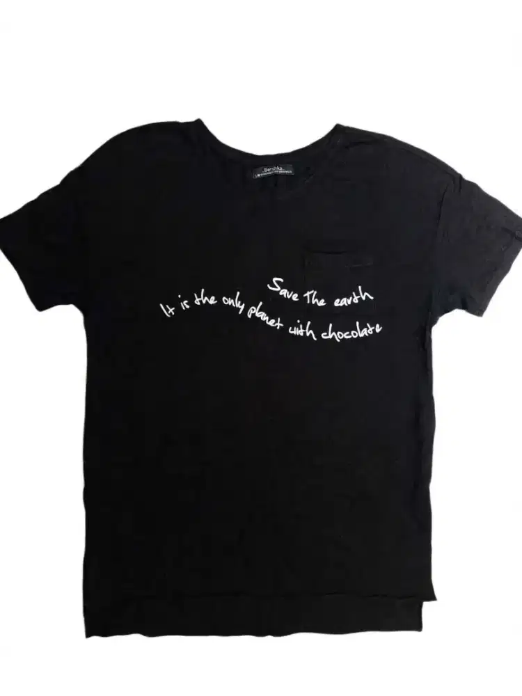 BERSHKA ORIGINAL - Kaos Hitam Save The Earth Pocket Tee Preloved