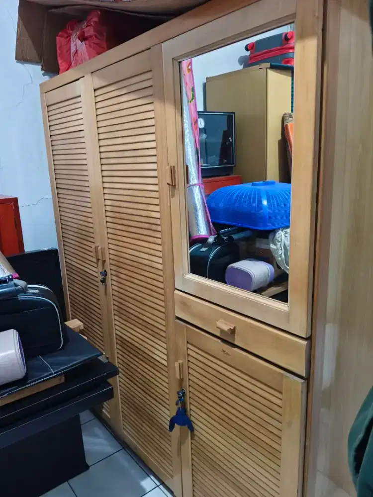 Lemari Pakaian 3 pintu