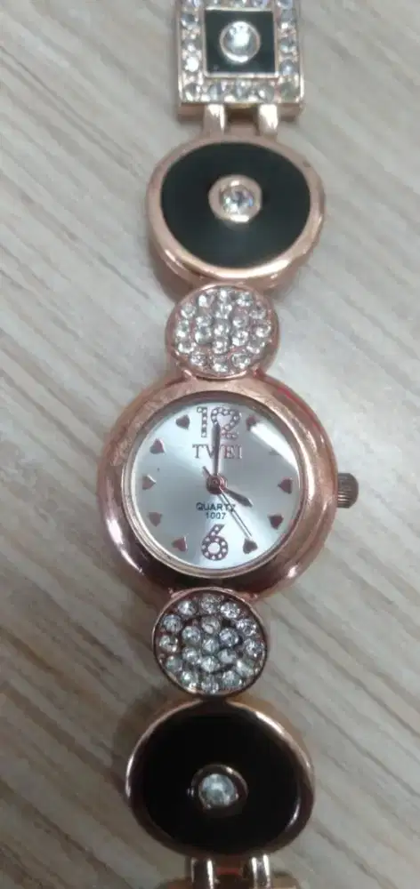 Jam tangan cew bahan besi di penuhi blink2 berlian. No minus