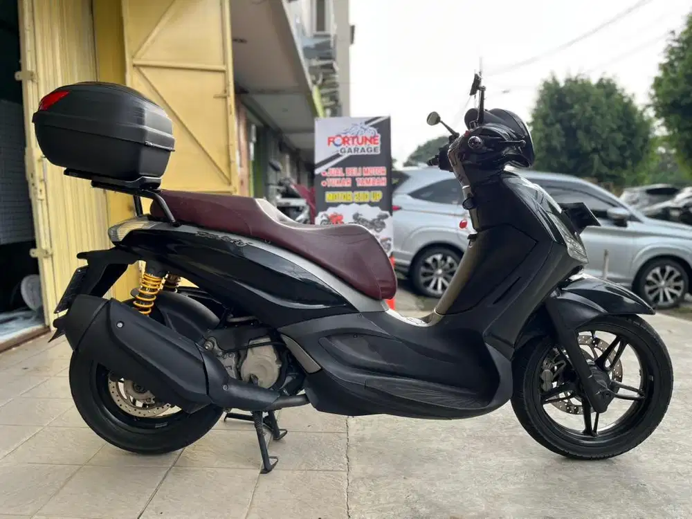 PIAGGIO BEVERLY 350 OHLINS BREMBO 2018 HITAM VESPA GTS MEDLEY SPRINT
