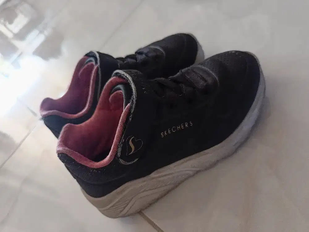 PRELOVED SKECHERS UNO LITE -BLACK UNTUK SEPATU SEKOLAH ANAK TK PAUD