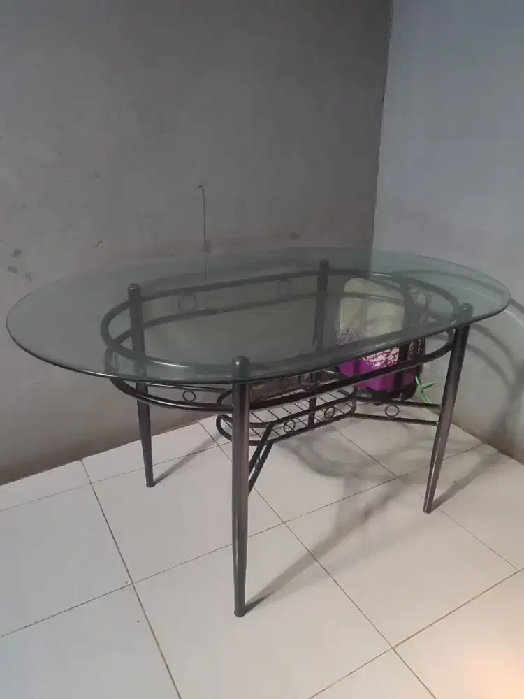 Meja makan kaca oval