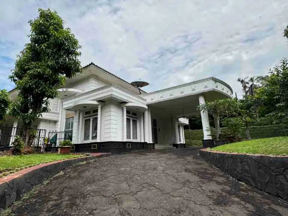 Rumah asri lengkap dengan kolam renang pribadi di kawasan komersil Margasatwa, Ragunan Jakarta Selatan.