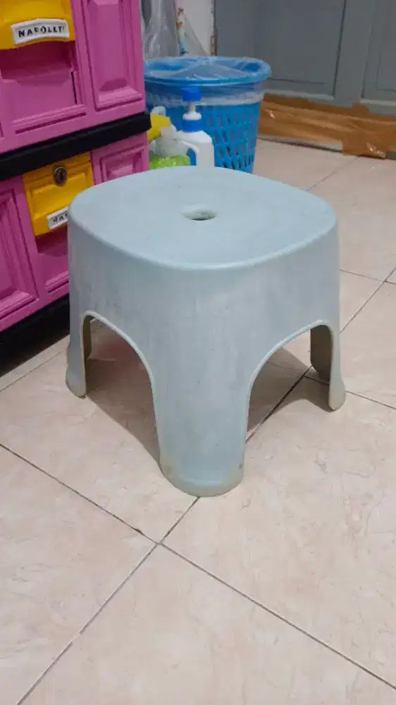 Kompor Gas Portable dan Kursi Plastik