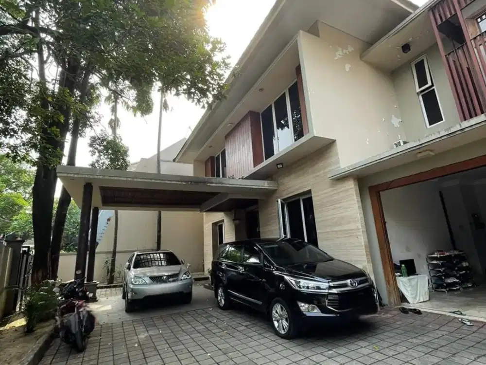 Hunian klasik yang tak lekang waktu, berdiri megah di kawasan elite Jl. Intan, Cilandak – Jakarta Selatan.