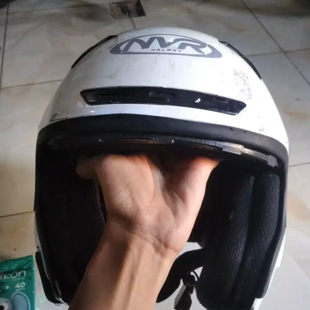 Helm pria putih