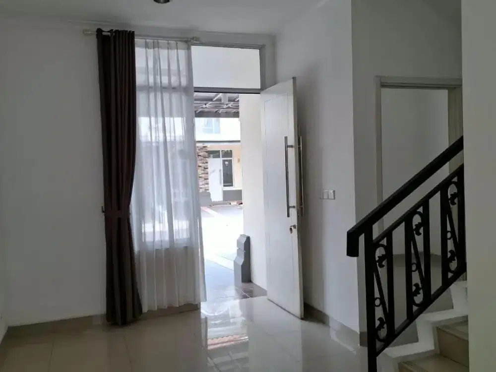 Rumah siap huni , bagus ,rapih bersih Cluster La Seine Di JGC Cakung Jaktim