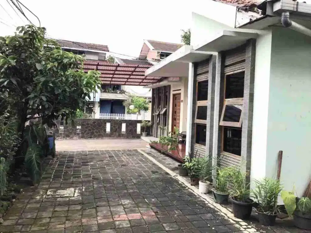 RUMAH KOMERSIL LOKASI PREMIUM, HOEK, MEGO SAMPAI JADI, BABAKAN JERUK DEKAT MARANATHA.