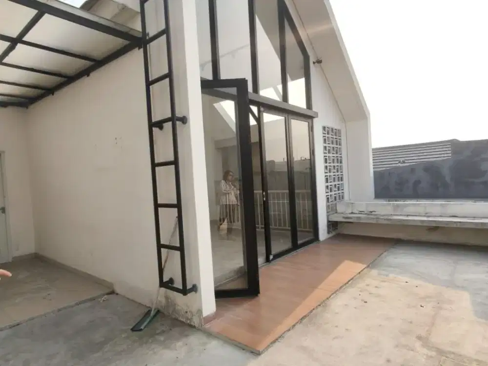 RUMAH CLUSTER YARRA - JGC CAKUNG(Semi Furnished) 3.5 Lantai | 4+1 KT | Strategis & Nyaman