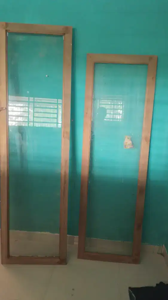 Jendela kaca kayu damar laut
