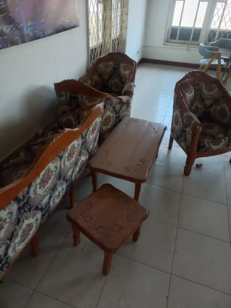 Sofa 1 set (1 kursi panjang dan 3 kursi pendek)