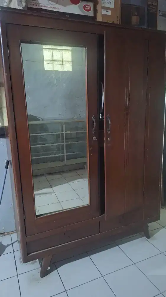 Lemari jati tua