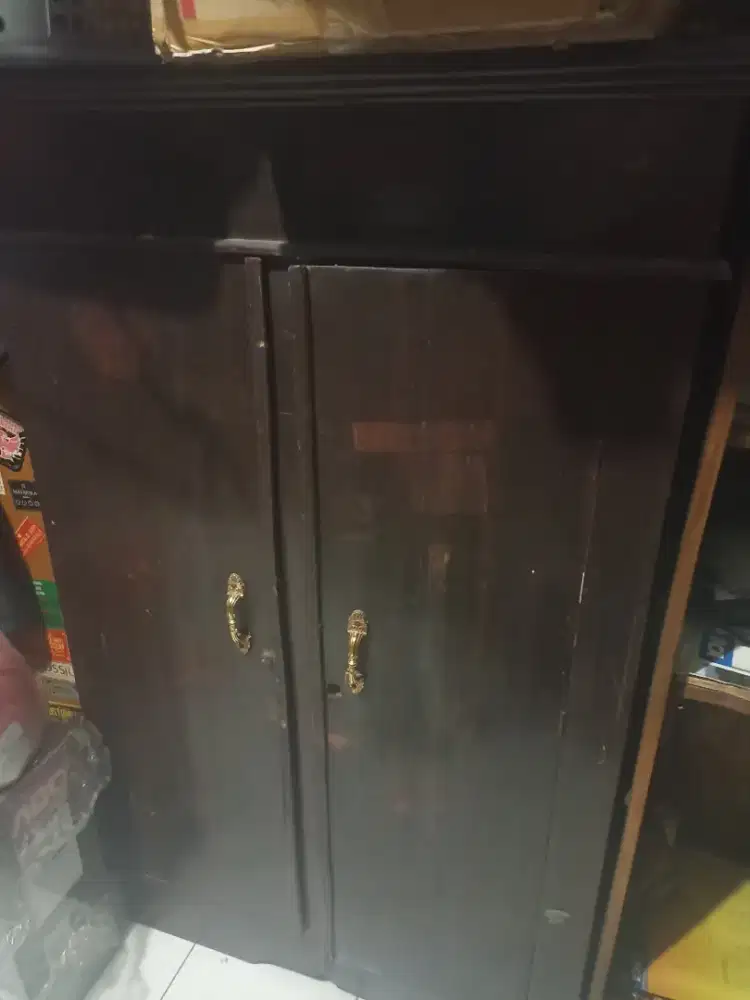 Lemari baju bekas