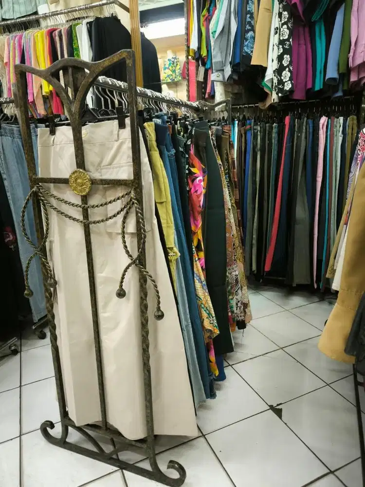 Gantungan toko baju, rak etalase baju, display toko baju