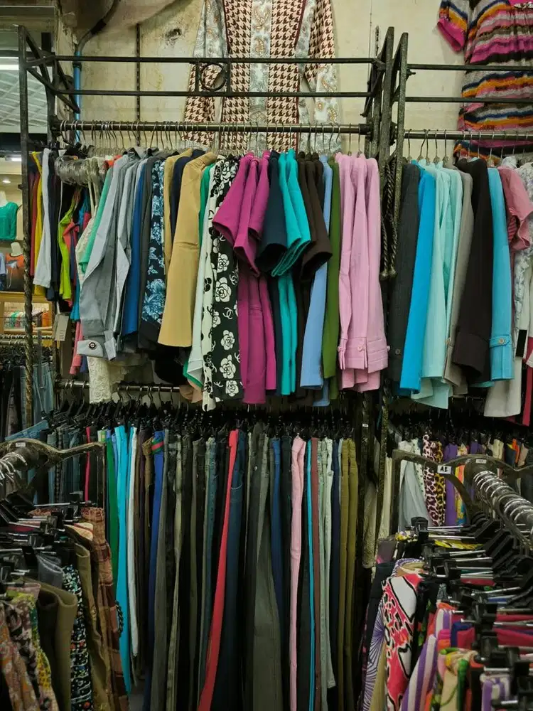 Rak gantungan toko baju besi, rak display estetik