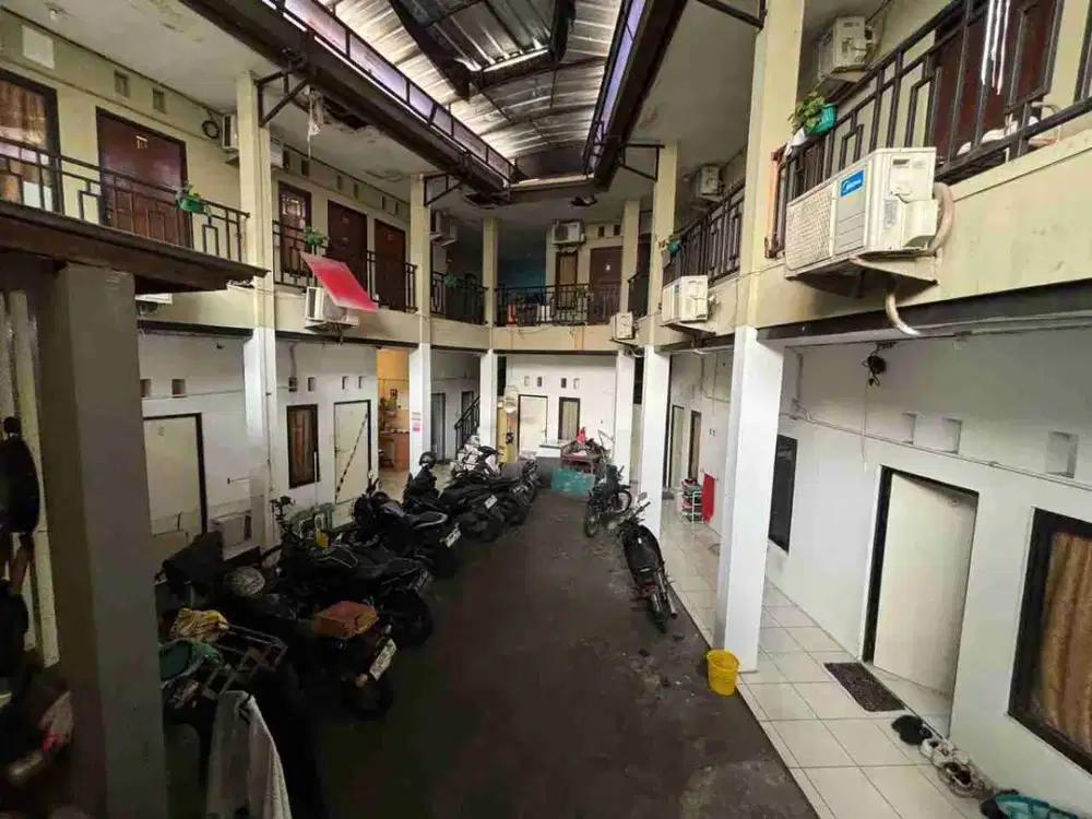 Rumah kost aktif 22 kamar AC + rumah induk 5 KT strategis di grogol dekat kampus trisakti tol tomang
