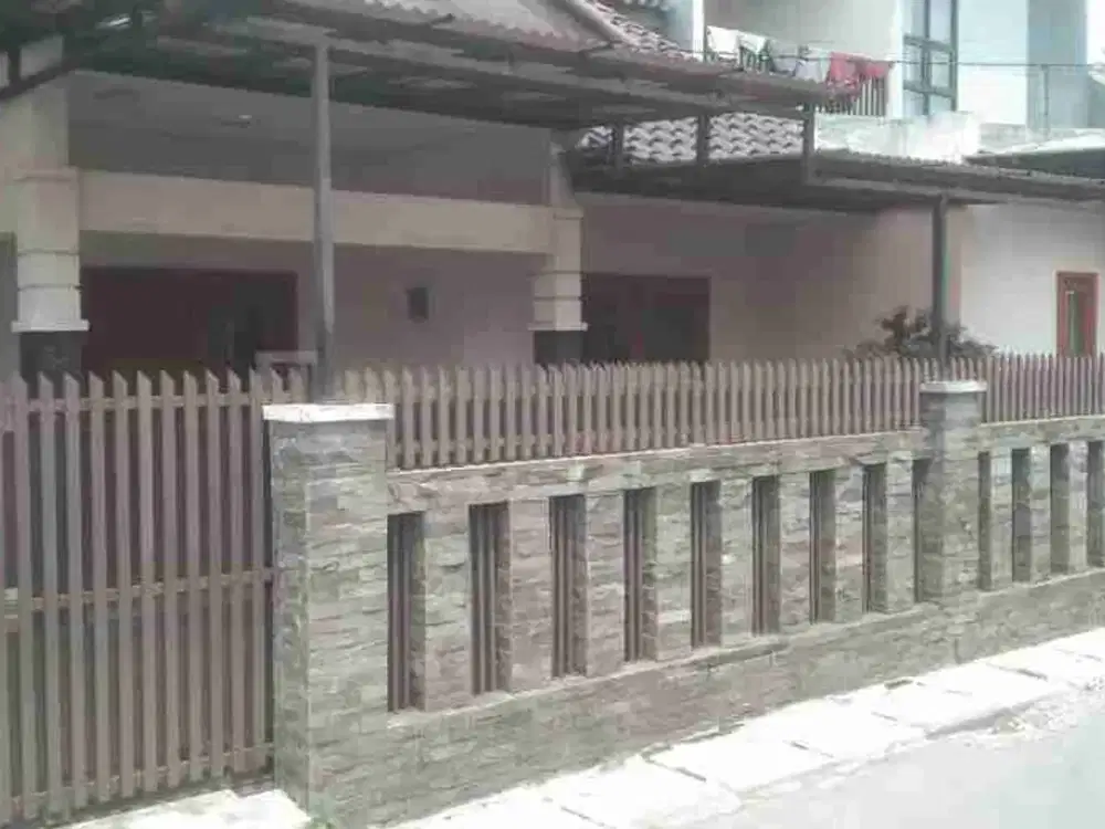 RUMAH SIAP HUNI, TERAWAT SATU SETENGAH LT, STRATEGIS, DI BUNGA BAKUNG BUAH BATU BANDUNG.