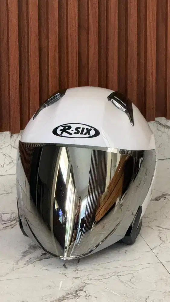 Helm R-six Eagle warna putih