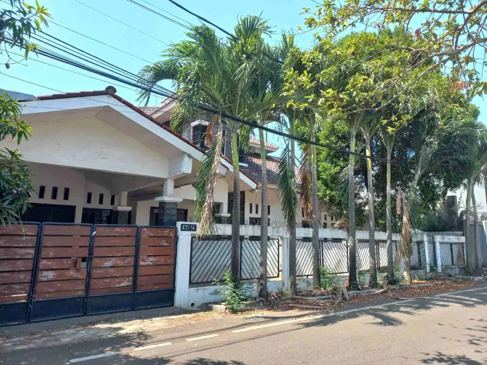 Rumah Besar Dekat Masjid Di Komplek AL