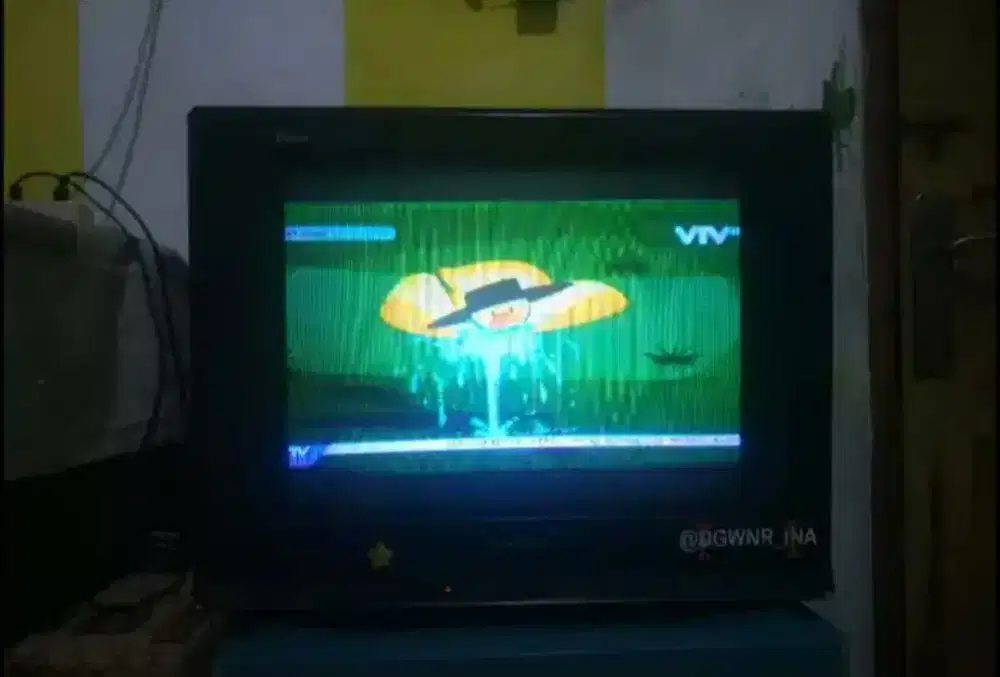 Tv tabung sharp 24 inc dan setbox masih bagus