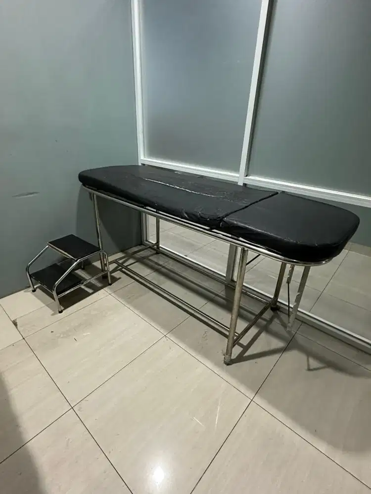 Meja periksa pasien