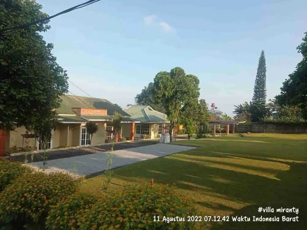 Di jual villa siap huni.sangat cocok untuk di komersial kan.fasilitas lengkap ada 8 banungan villa ,.udara sangat sejuk dengan pemandangan gunung gede pangrango.mdpl 900.hanya 800 mtr dari jln Raya puncak  Akses jln besar dan bagus masuk Bus premium