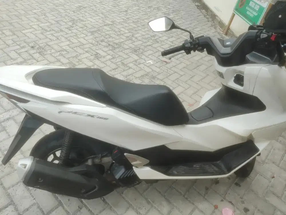 Honda PCX cbs putih
