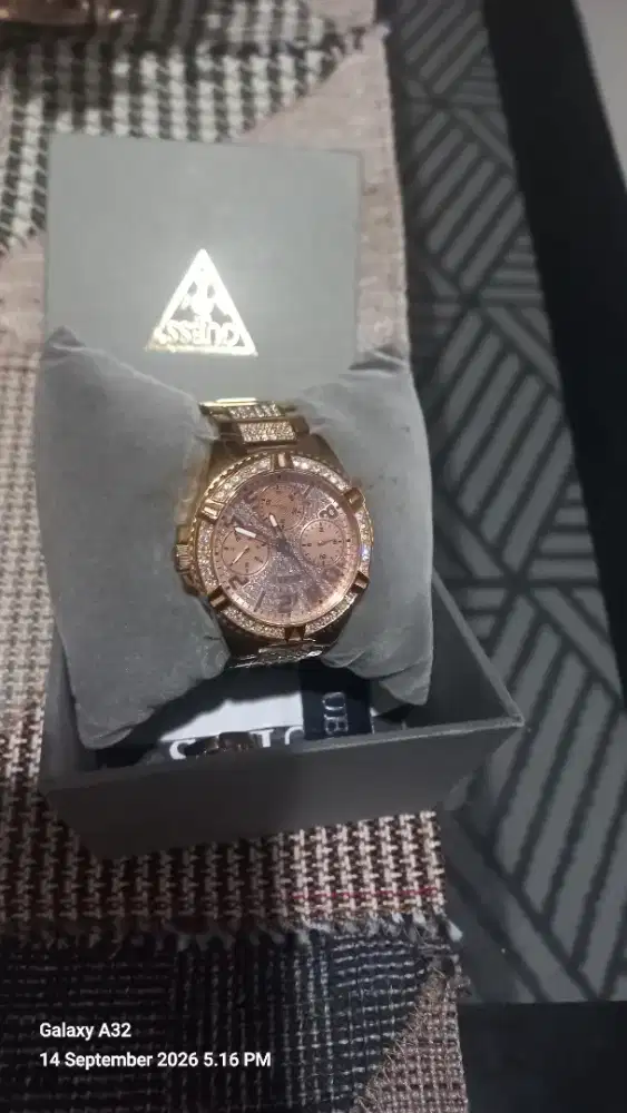 Jam tangan cewek guest ori seperti baru