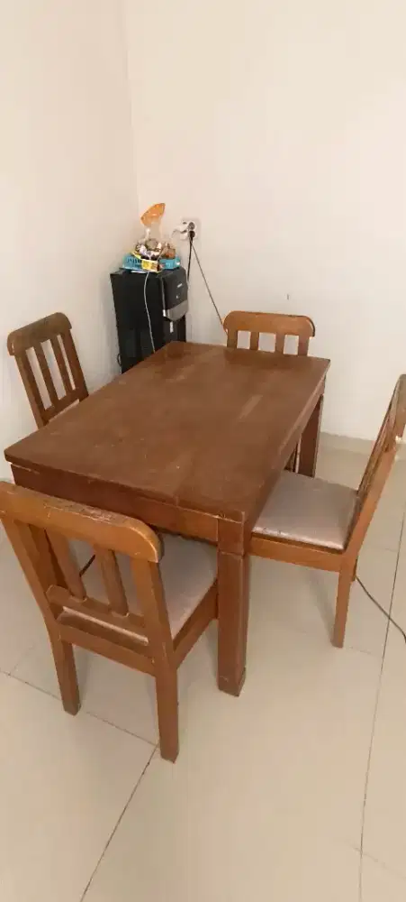 Dijual satu set meja makan kursi jati lawasan
