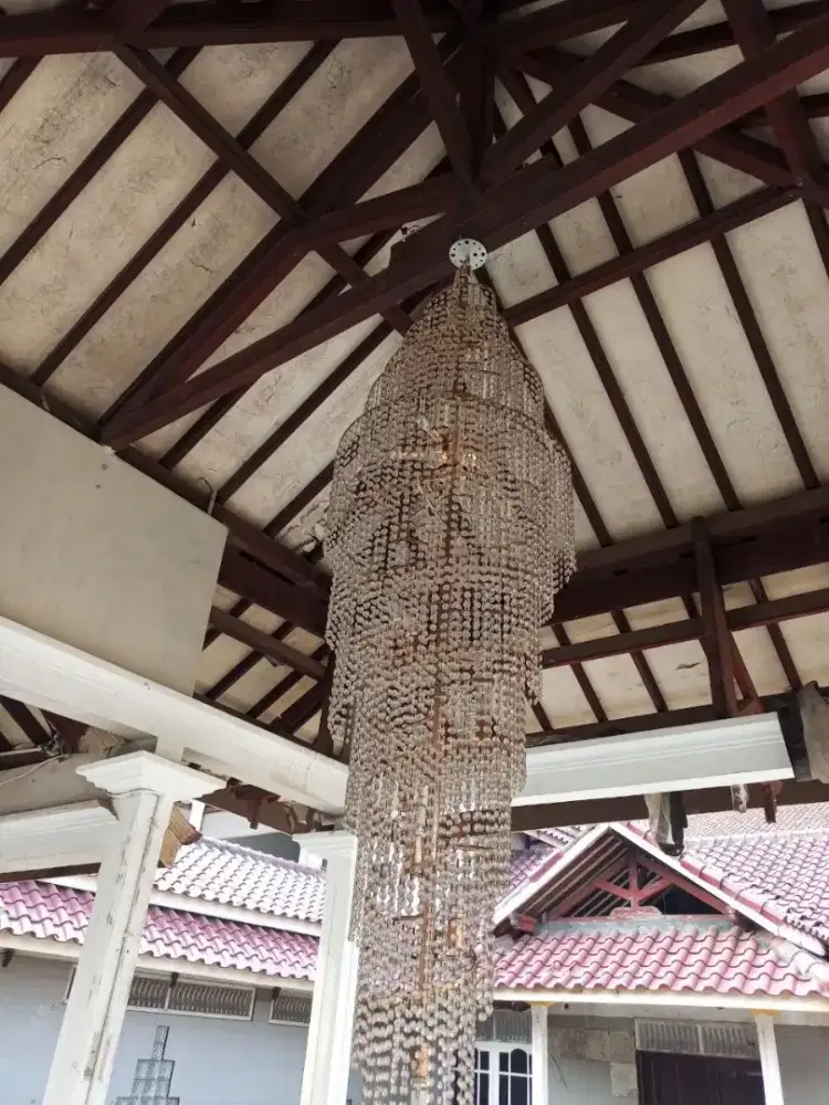 Chandelier besar (lampu gantung live musik)
