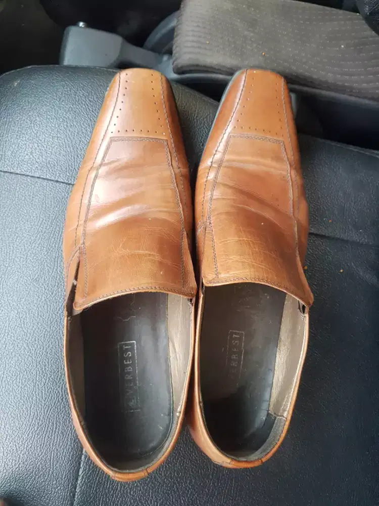 Sepatu ukuran 43