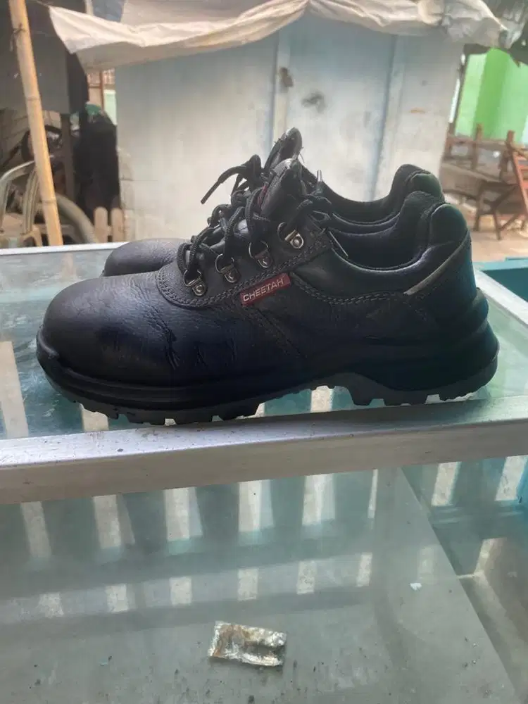 Sepatu Safety / Melindungi dari benda-benda keras