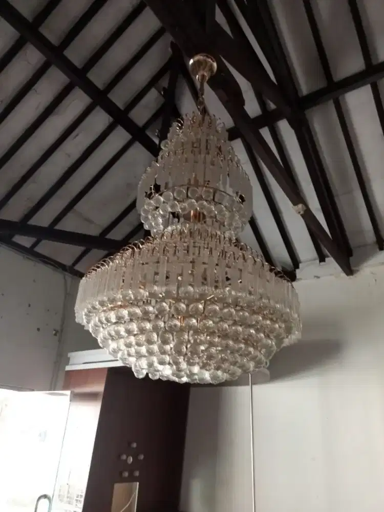 Chandelier besar bar