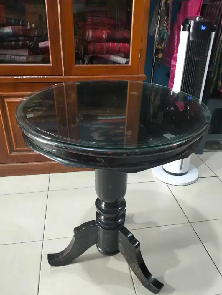 Meja kayu bulat