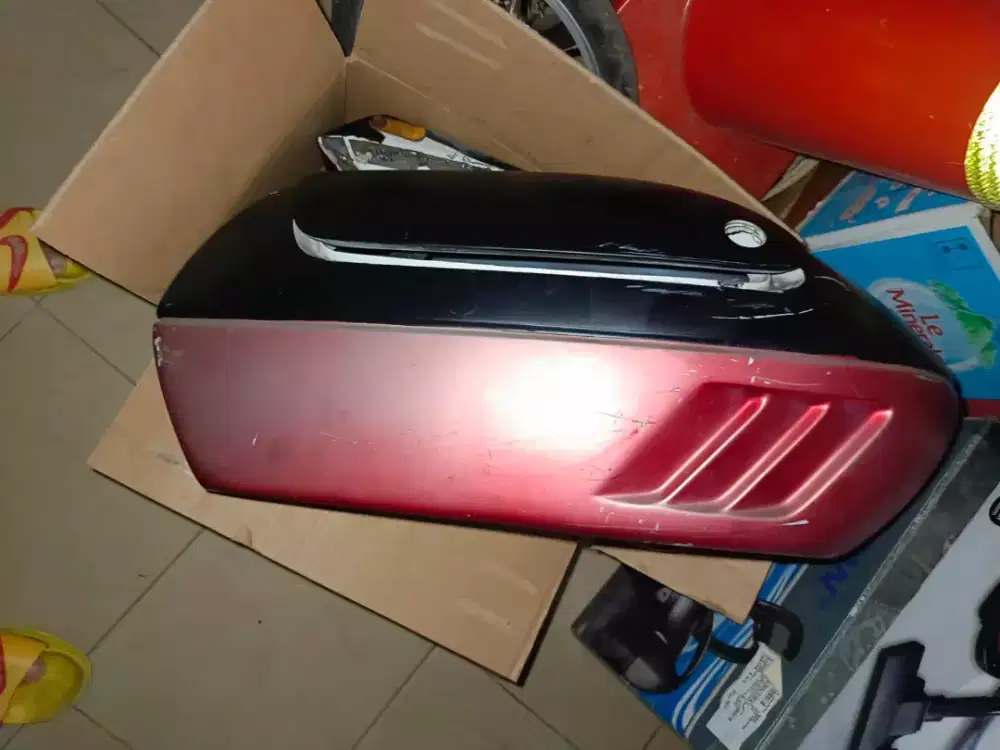 Di jual bagasi samping  motor PCX  bekas. Satu set kanan kiri.