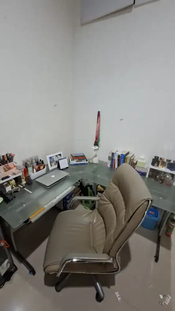 Meja kaca bentuk L plus kursi kulit
