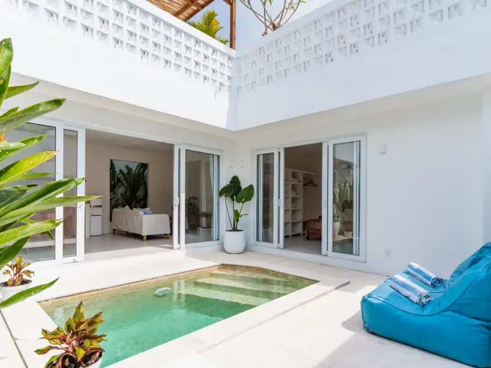 Vila bergaya dengan ruang kerja dan teras di kawasan Canggu!