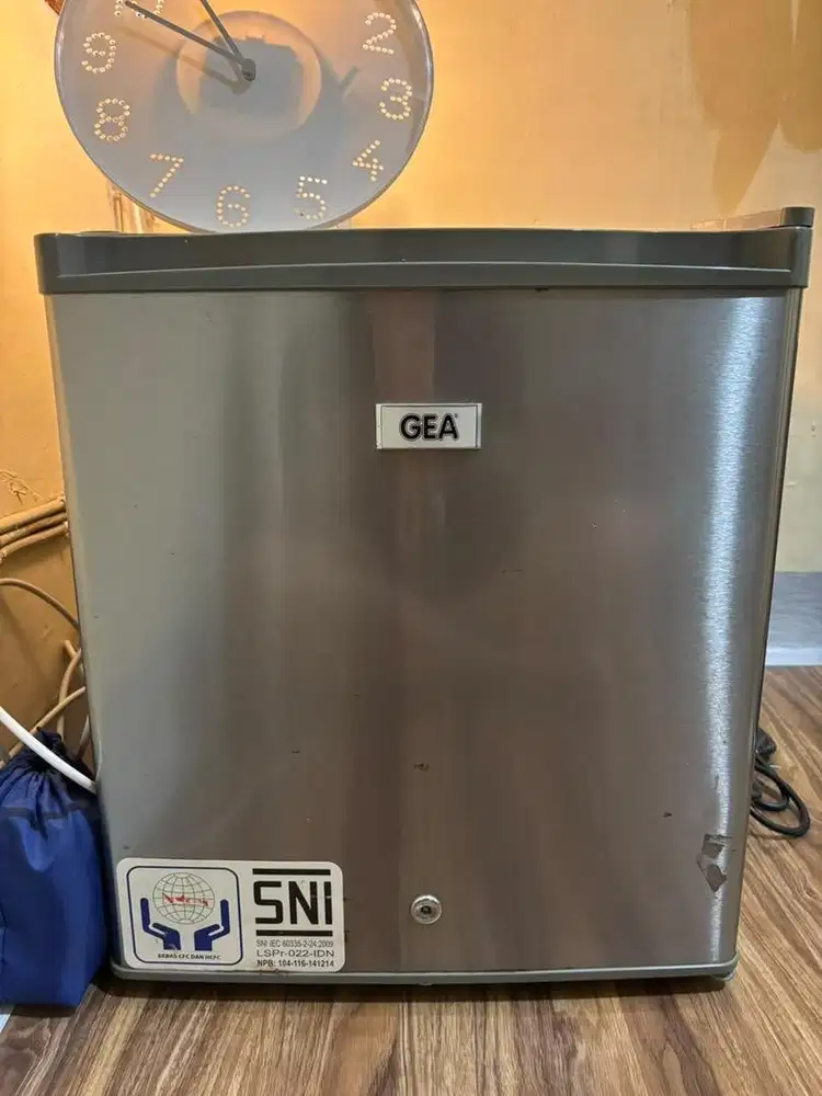 Kulkas mini merk Gea