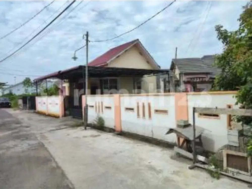 Rumah 1 Lantai dengan Halaman Parkir Luas di Jl. Tabrani Ahmad