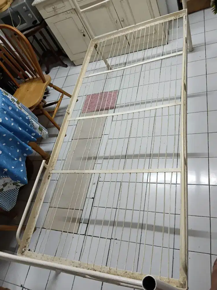 Tempat tidur  besi single.