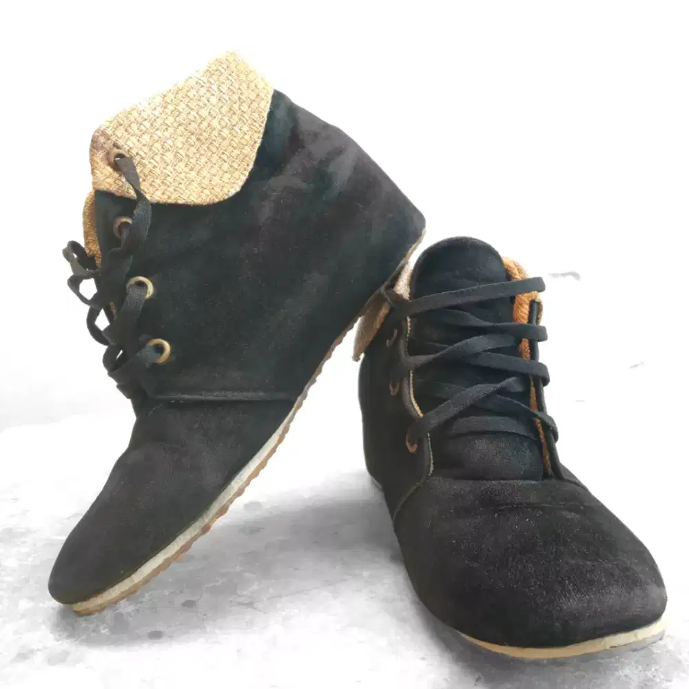 Sepatu Ankle Boots Bludru hitam size 35